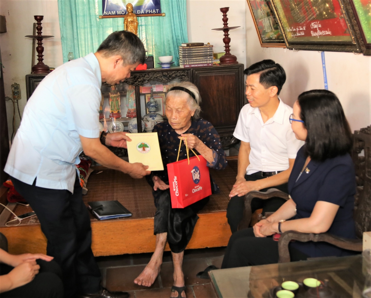 lanh-dao-hoi-nct-tp-ha-noi-tang-qua-cu-nguyen-thi-phan20250911185951 (1).jpg
