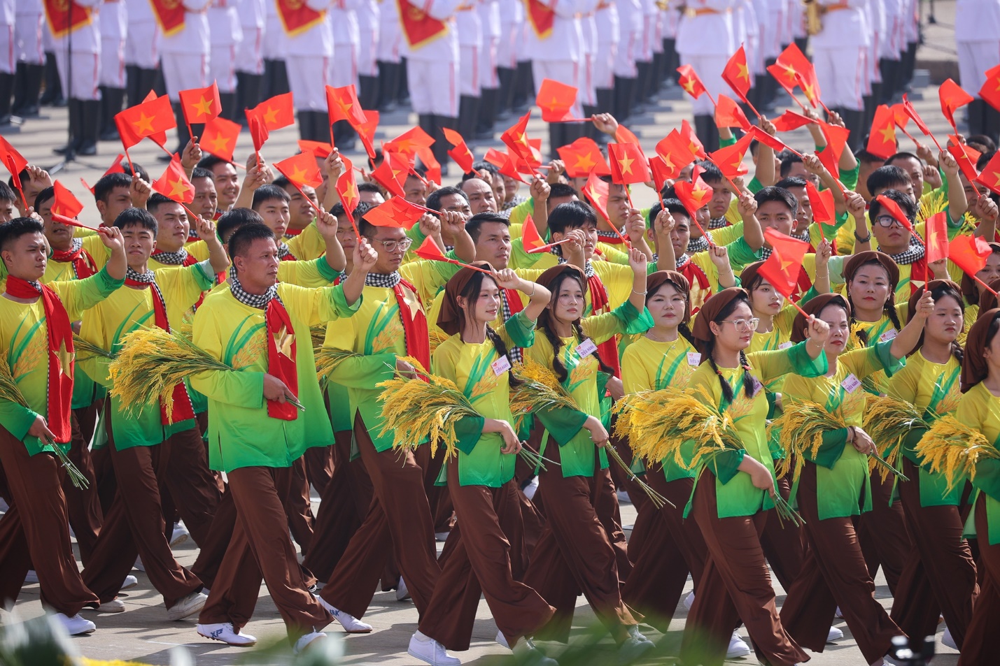 Hội Nông dân xã Gia Lâm tham gia thành công Khối diễu hành kỷ niệm 80 năm Cách mạng tháng Tám và Quốc khánh 2/9- Ảnh 1.