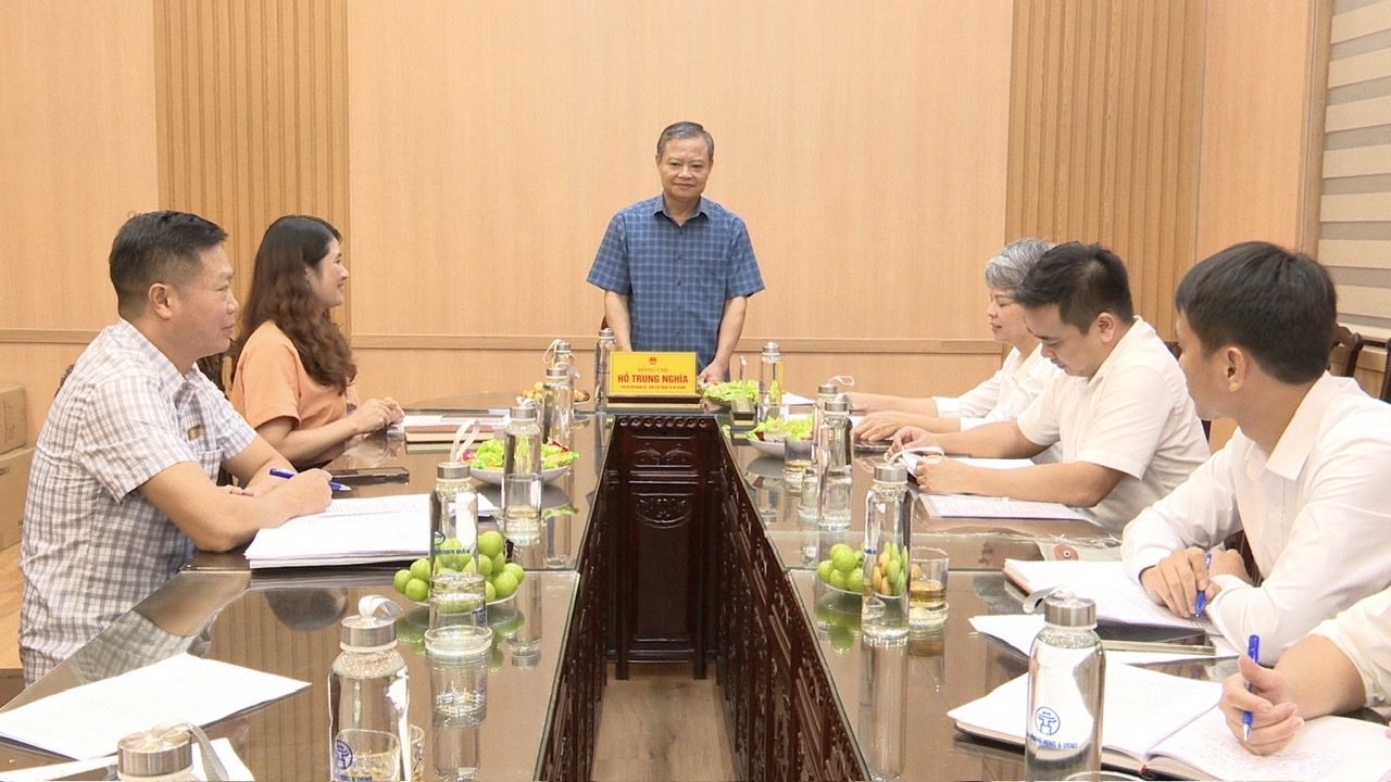 Đồng chí Phó Bí thư Đảng uỷ, Chủ tịch UBND xã An Khánh Hồ Trung Nghĩa làm việc với Điểm Phục vụ hành chính công- Ảnh 1.