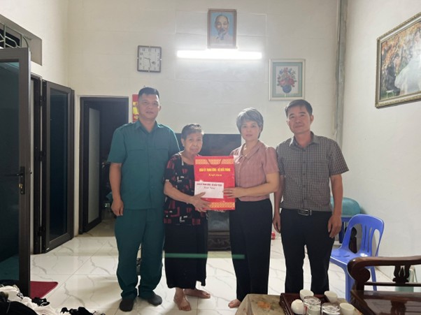 An Khánh: 03 hộ khó khăn được Quân ủy Trung ương - Bộ Quốc phòng tặng quà- Ảnh 3.