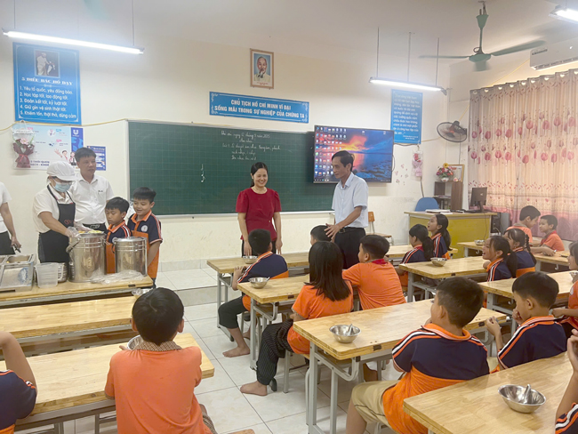 CHỦ TỊCH UBND XÃ HẠ BẰNG KIỂM TRA CÔNG TÁC ĂN BÁN TRÚ TẠI TRƯỜNG TIỂU HỌC CẦN KIỆM- Ảnh 2.