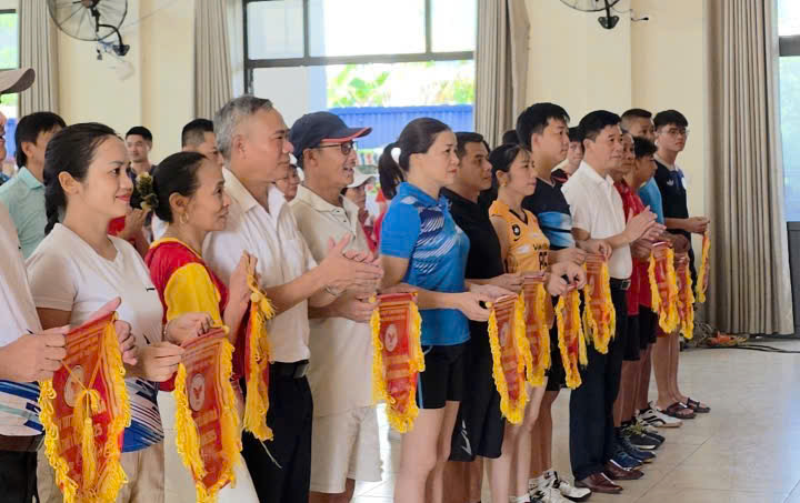 khai mạc giải thi đấu các môn thể thao trong chương trình Đại hội Thể dục Thể thao xã Dân Hòa lần thứ I năm 2025- Ảnh 2.