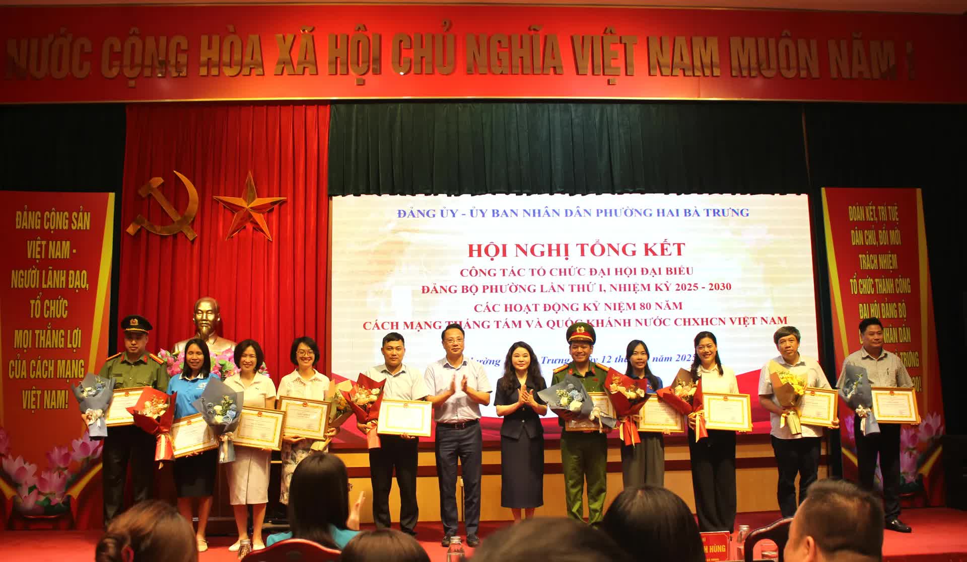 Phường Hai Bà Trưng khen thưởng nhiều tập thể, cá nhân trong tổ chức Đại hội Đảng bộ phường, các hoạt động kỷ niệm Quốc khánh- Ảnh 4.
