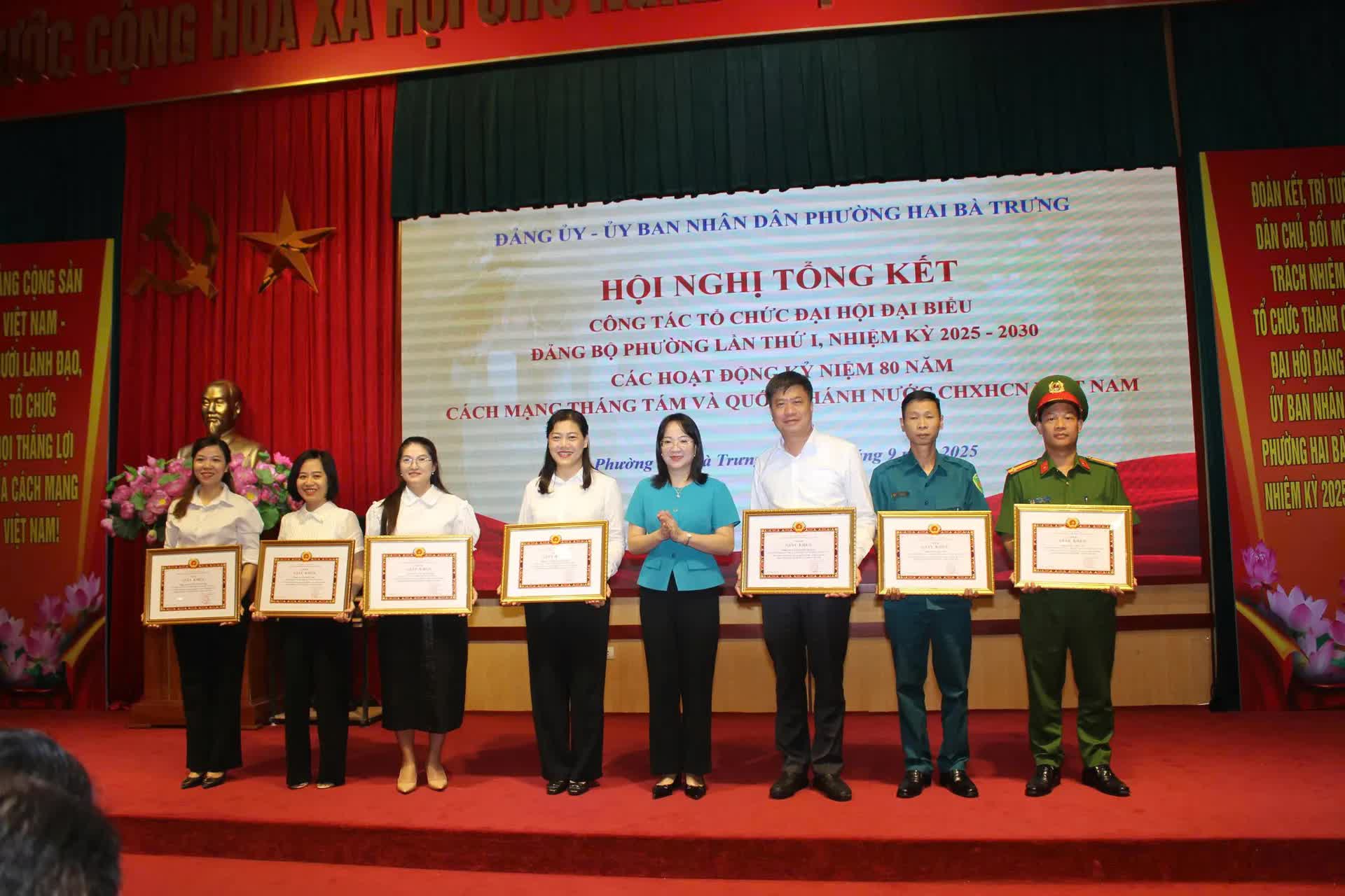 Phường Hai Bà Trưng khen thưởng nhiều tập thể, cá nhân trong tổ chức Đại hội Đảng bộ phường, các hoạt động kỷ niệm Quốc khánh- Ảnh 6.