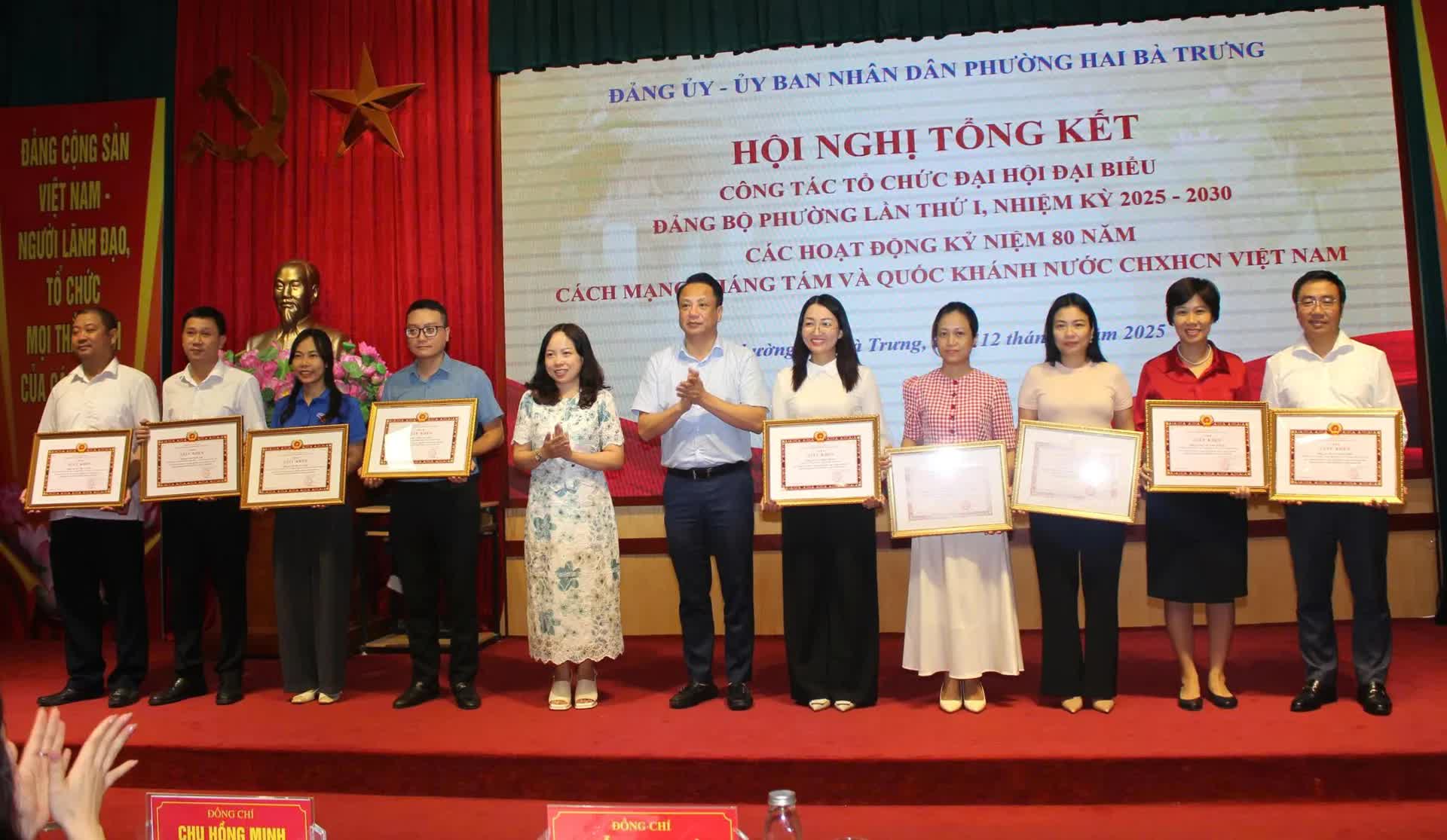 Phường Hai Bà Trưng khen thưởng nhiều tập thể, cá nhân trong tổ chức Đại hội Đảng bộ phường, các hoạt động kỷ niệm Quốc khánh- Ảnh 7.