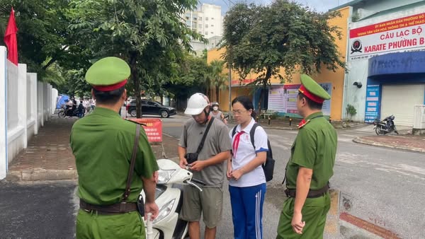 Công an phường Bồ Đề triển khai cao điểm tuyên truyền, kiểm tra, xử vi phạm quy định về trật tự an toàn giao thông- Ảnh 2.