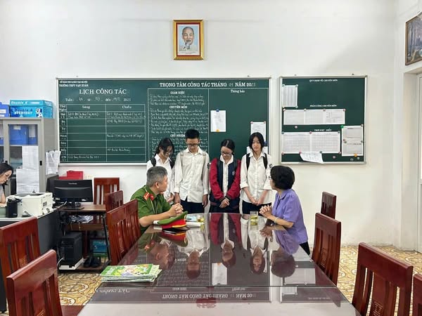 Công an phường Bồ Đề triển khai cao điểm tuyên truyền, kiểm tra, xử vi phạm quy định về trật tự an toàn giao thông- Ảnh 3.