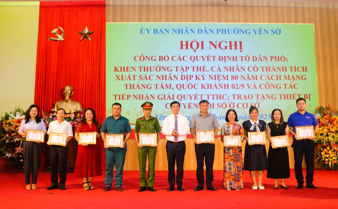 A group of people holding certificates  AI-generated content may be incorrect.