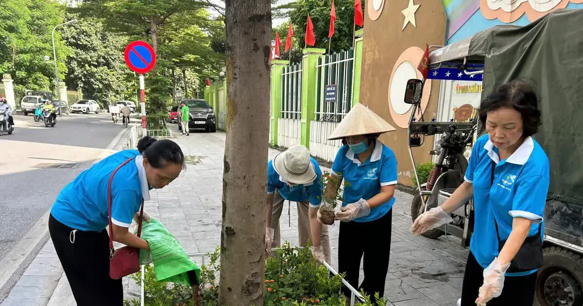 Phường Hai Bà Trưng: đông đảo lực lượng chung tay thực hiện “Đường hoa Đại đoàn kết”