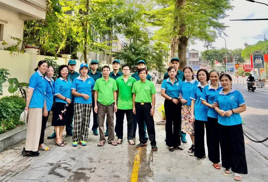 Phường Hai Bà Trưng: đông đảo lực lượng chung tay thực hiện “Đường hoa Đại đoàn kết”- Ảnh 1.