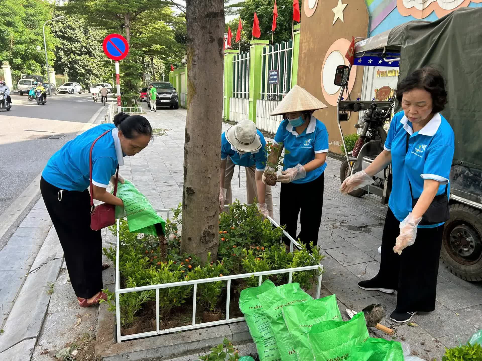 Phường Hai Bà Trưng: đông đảo lực lượng chung tay thực hiện “Đường hoa Đại đoàn kết”- Ảnh 3.