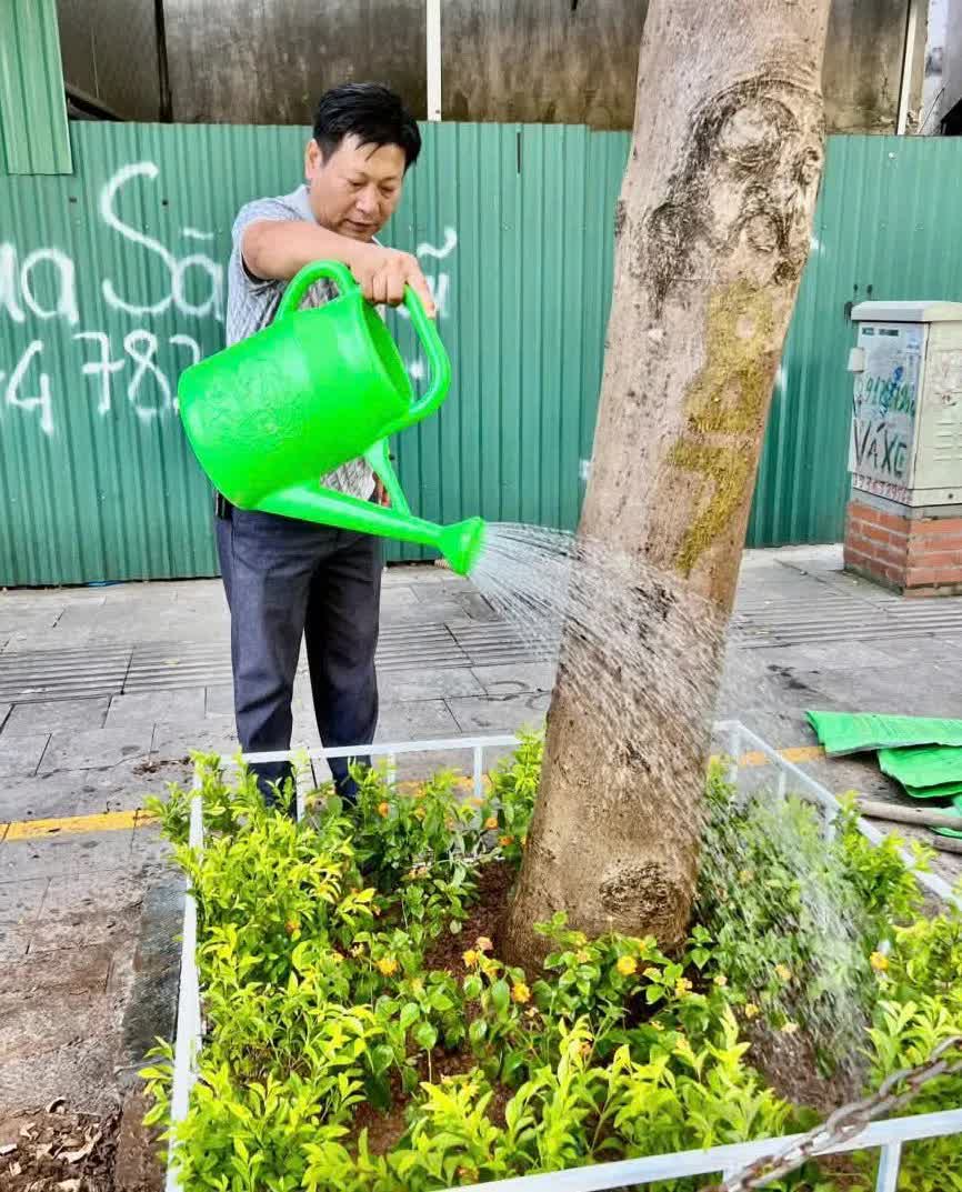 Phường Hai Bà Trưng: đông đảo lực lượng chung tay thực hiện “Đường hoa Đại đoàn kết”- Ảnh 6.