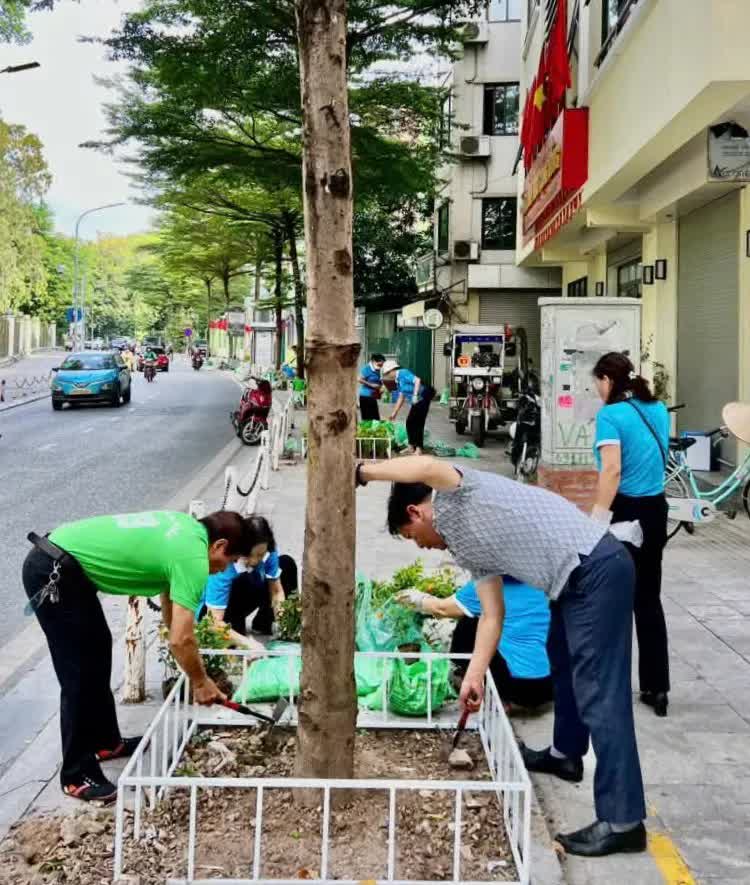 Phường Hai Bà Trưng: đông đảo lực lượng chung tay thực hiện “Đường hoa Đại đoàn kết”- Ảnh 4.