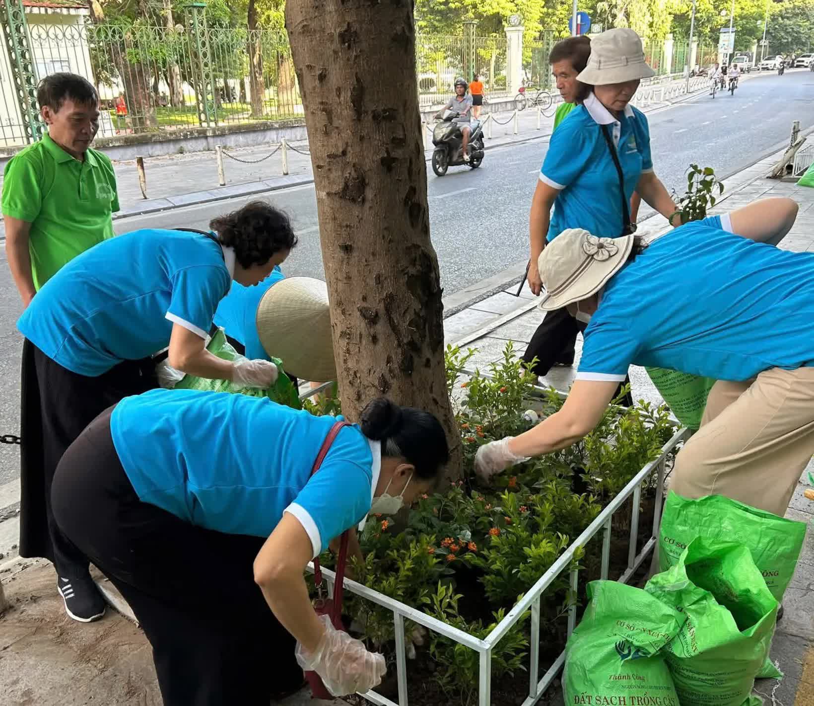 Phường Hai Bà Trưng: đông đảo lực lượng chung tay thực hiện “Đường hoa Đại đoàn kết”- Ảnh 5.
