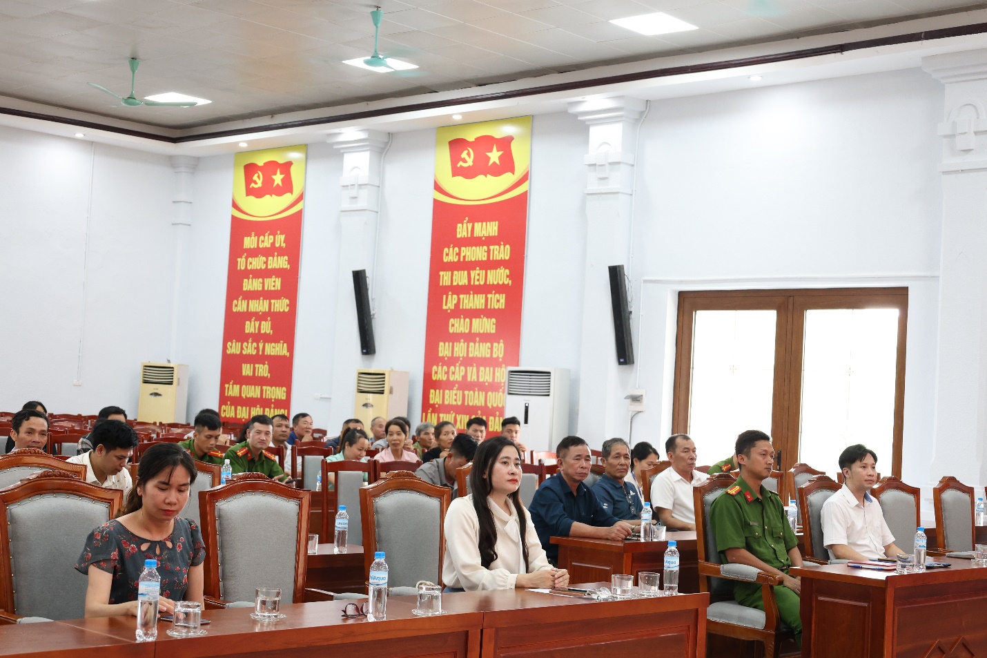 Mê Linh: Hướng dẫn thực hiện dịch vụ công trực tuyến và sử dụng các công cụ AI, tiện ích công nghệ số.- Ảnh 2.