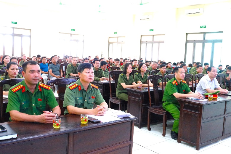 Công an xã Cổ Đô tổ chức bồi dưỡng nghiệp vụ cho lực lượng tham gia bảo vệ an ninh trật tự ở cơ sở trên địa bàn xã đợt 1/2025.- Ảnh 1.