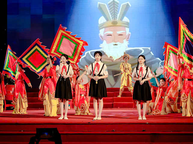 Phường Hai Bà Trưng đoạt giải tại vòng chung khảo 
Hội thi “ Thiếu nhi Thủ đô tuyên truyền sách; Múa hát tập thể và Ca khúc măng non”  với chủ đề “Việt Nam quê hương em”

- Ảnh 3.