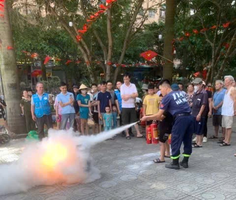 Cư dân chung cư trải nghiệm làm chiến sĩ phòng cháy chữa cháy- Ảnh 1.