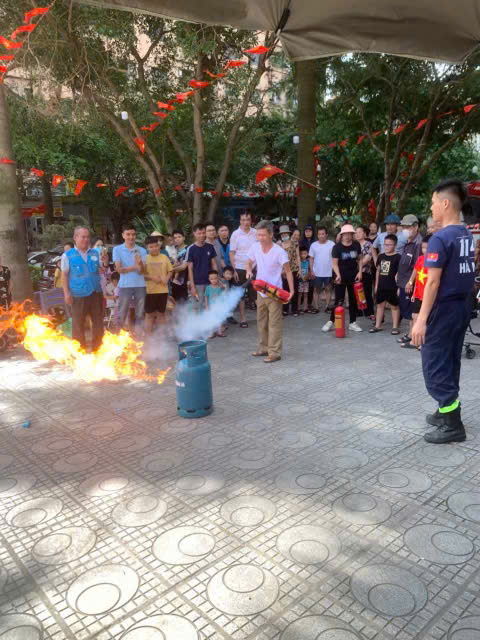 Cư dân chung cư trải nghiệm làm chiến sĩ phòng cháy chữa cháy- Ảnh 3.