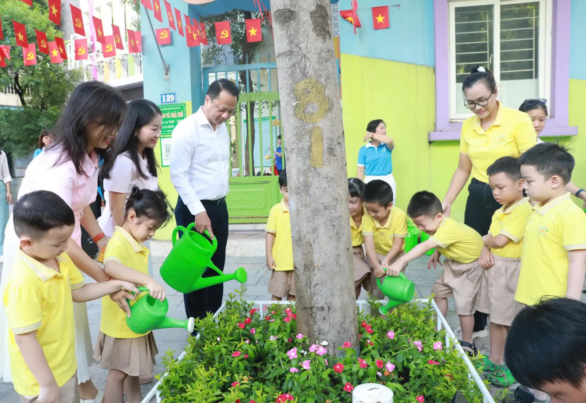 Phường Hai Bà Trưng: ra mắt “Đường hoa Đại đoàn kết” với tổng kinh phí gần 50 triệu đồng.- Ảnh 5.