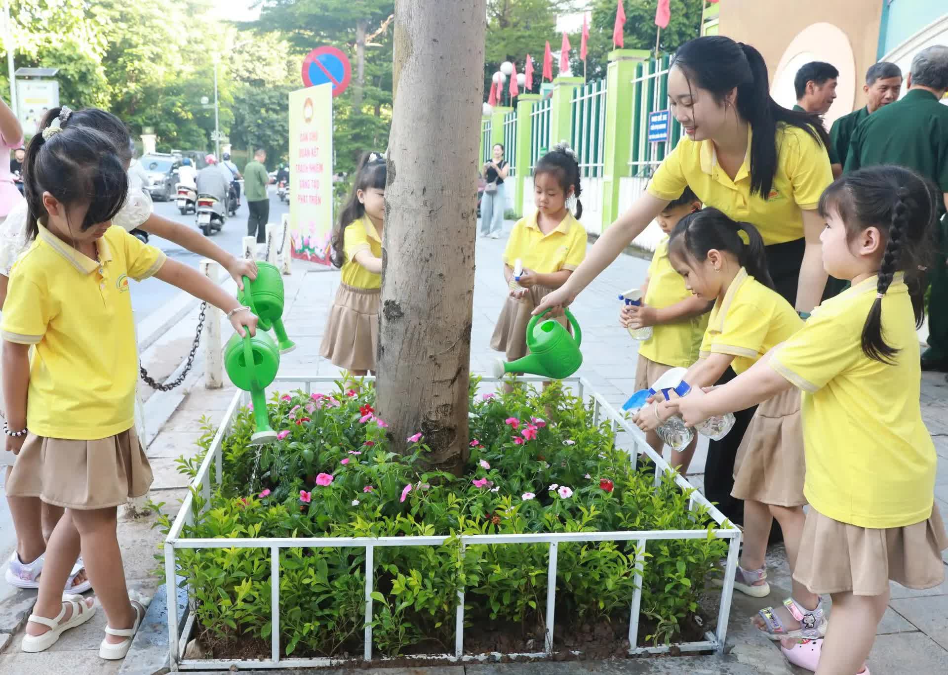 Phường Hai Bà Trưng: ra mắt “Đường hoa Đại đoàn kết” với tổng kinh phí gần 50 triệu đồng.- Ảnh 6.