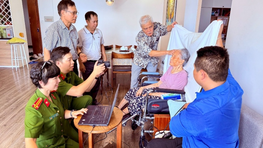 Công an phường Yên Hòa tích cực tham gia Chiến dịch "45 ngày đêm hỗ trợ hoạt động chuyển đổi số trong giai đoạn đầu thực hiện mô hình chính quyền địa phương hai cấp"- Ảnh 1.