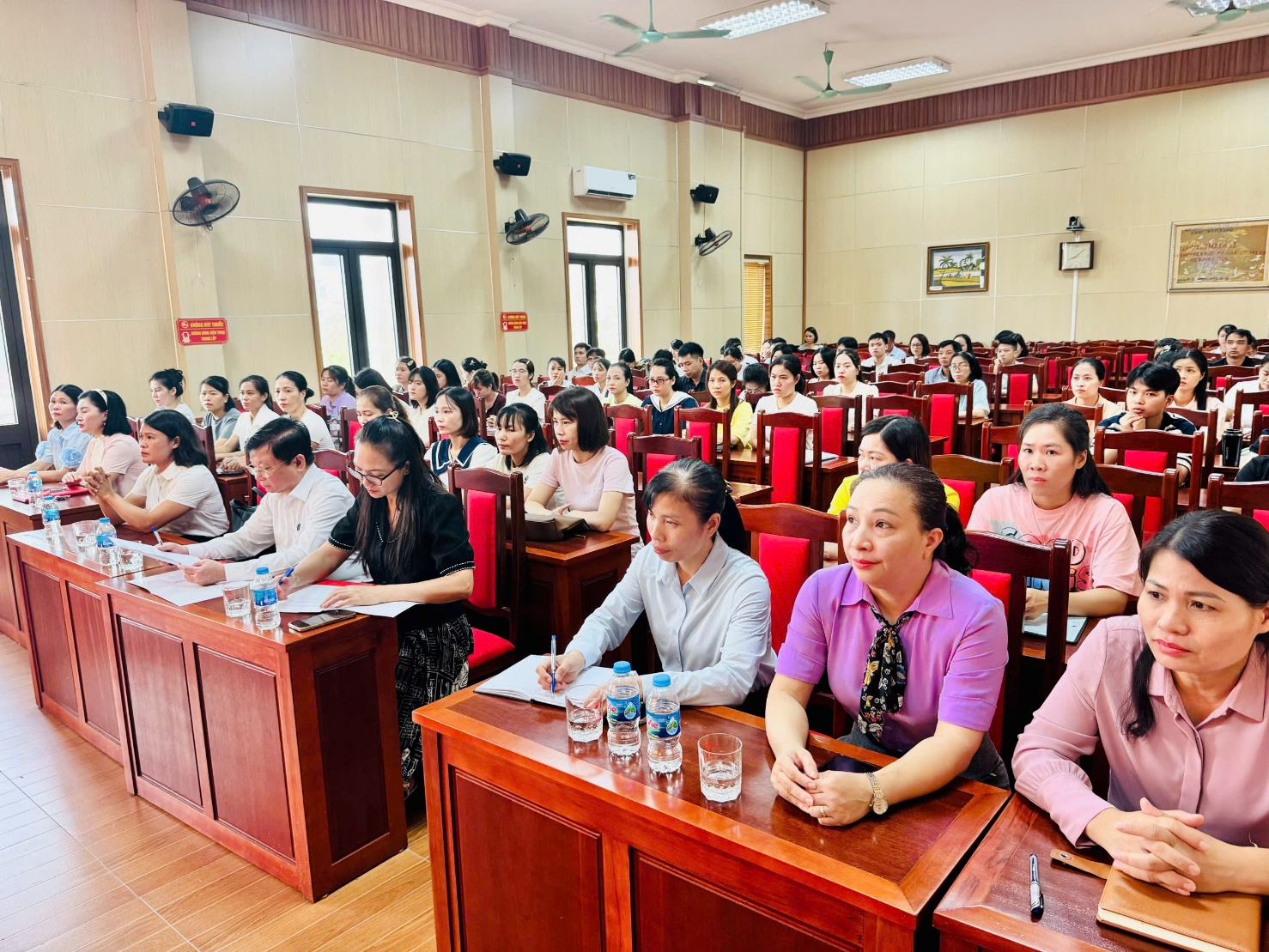 Đảng uỷ xã Hoài Đức tổ chức khai giảng lớp bồi dưỡng lý luận chính trị cho đảng viên mới đợt 3 năm 2025- Ảnh 1.