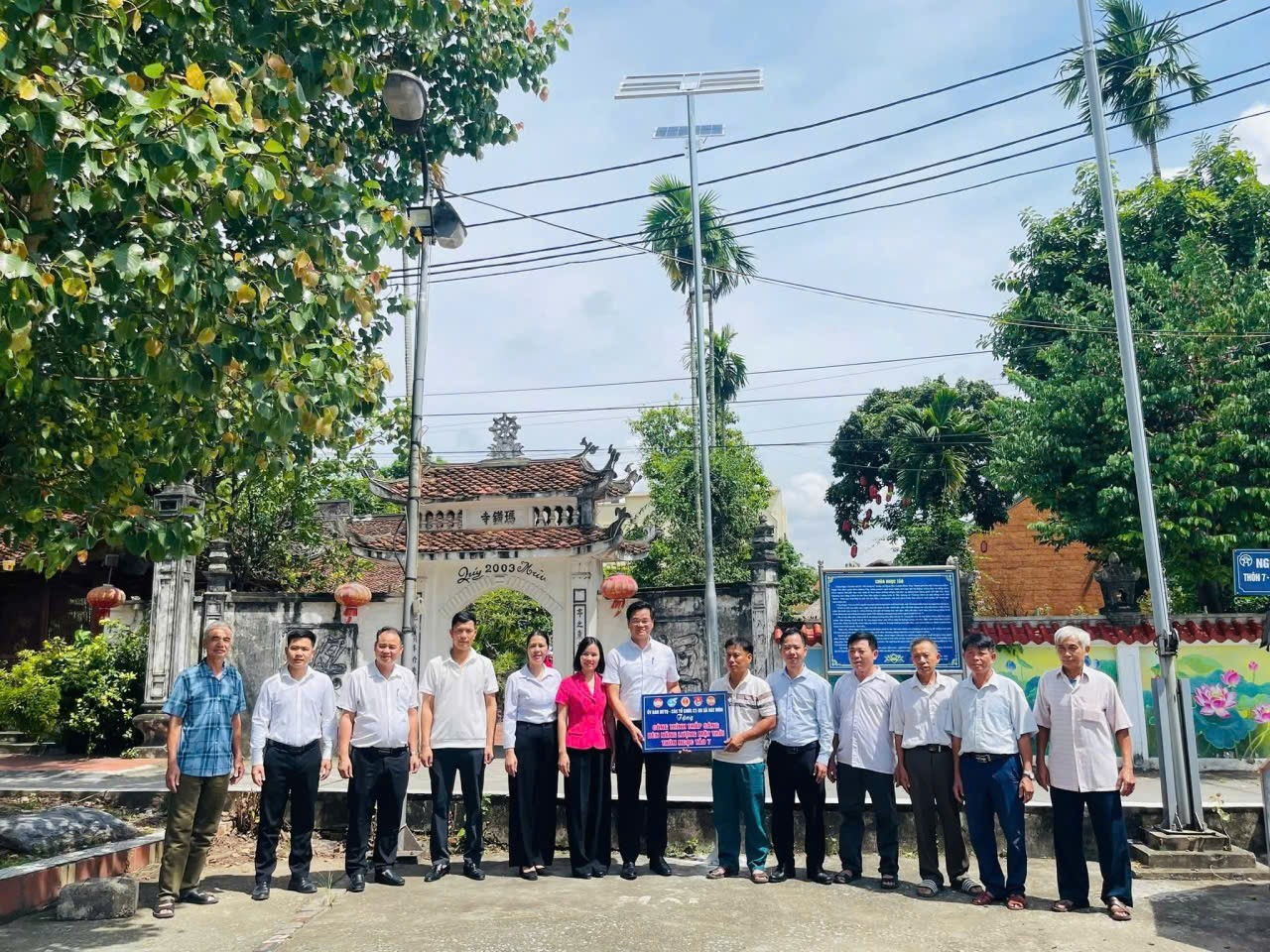 UBMTTQ xã Hát Môn: Lễ bàn giao công trình “Thắp sáng đèn năng lượng mặt trời” tại khu vực Nhà văn hóa thôn Ngọc Tảo 7- Ảnh 1.