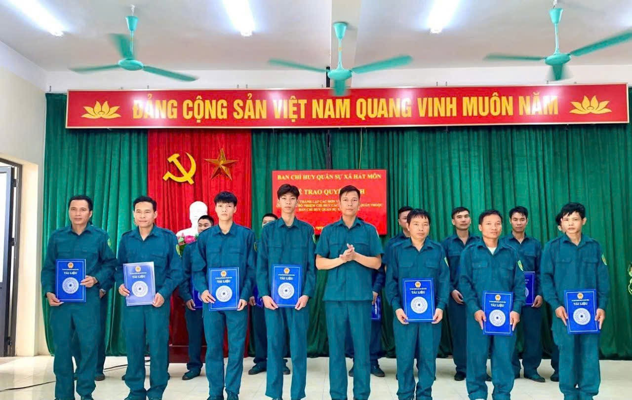 Xã Hát Môn:  Công bố quyết định thành lập và bổ nhiệm cán bộ chỉ huy đơn vị Dân quân tự vệ- Ảnh 1.