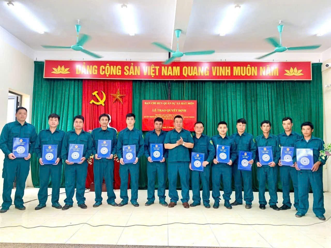 Xã Hát Môn:  Công bố quyết định thành lập và bổ nhiệm cán bộ chỉ huy đơn vị Dân quân tự vệ- Ảnh 2.