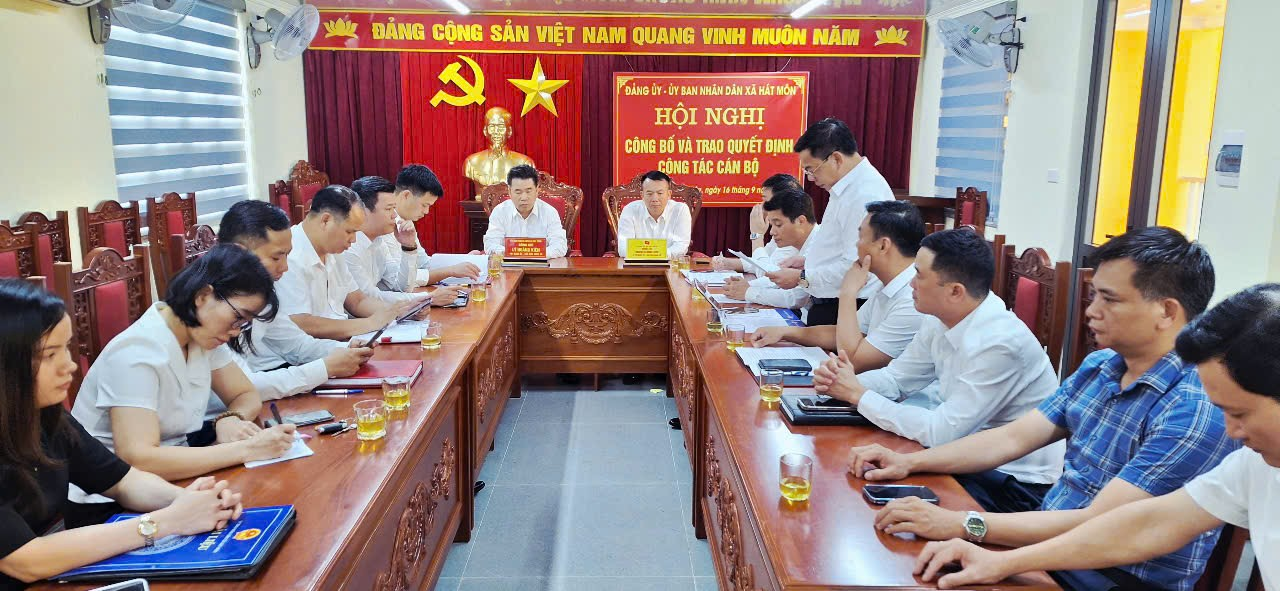 Đảng uỷ -UBND xã Hát Môn Công bố và trao Quyết định công tác cán bộ- Ảnh 1.
