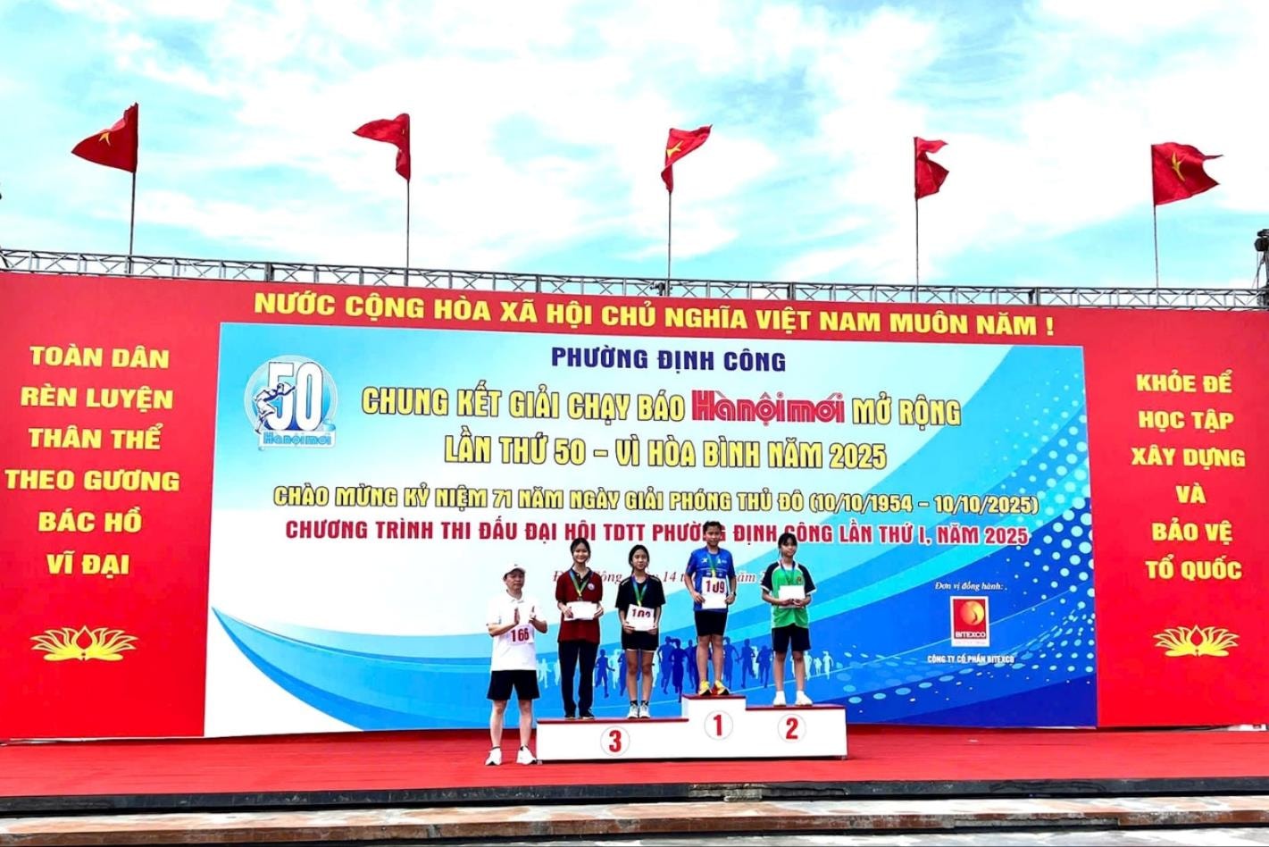 700 vận động viên dự Chung kết Giải chạy Báo Hànộimới phường Định Công lần thứ I - Vì hòa bình năm 2025- Ảnh 13.