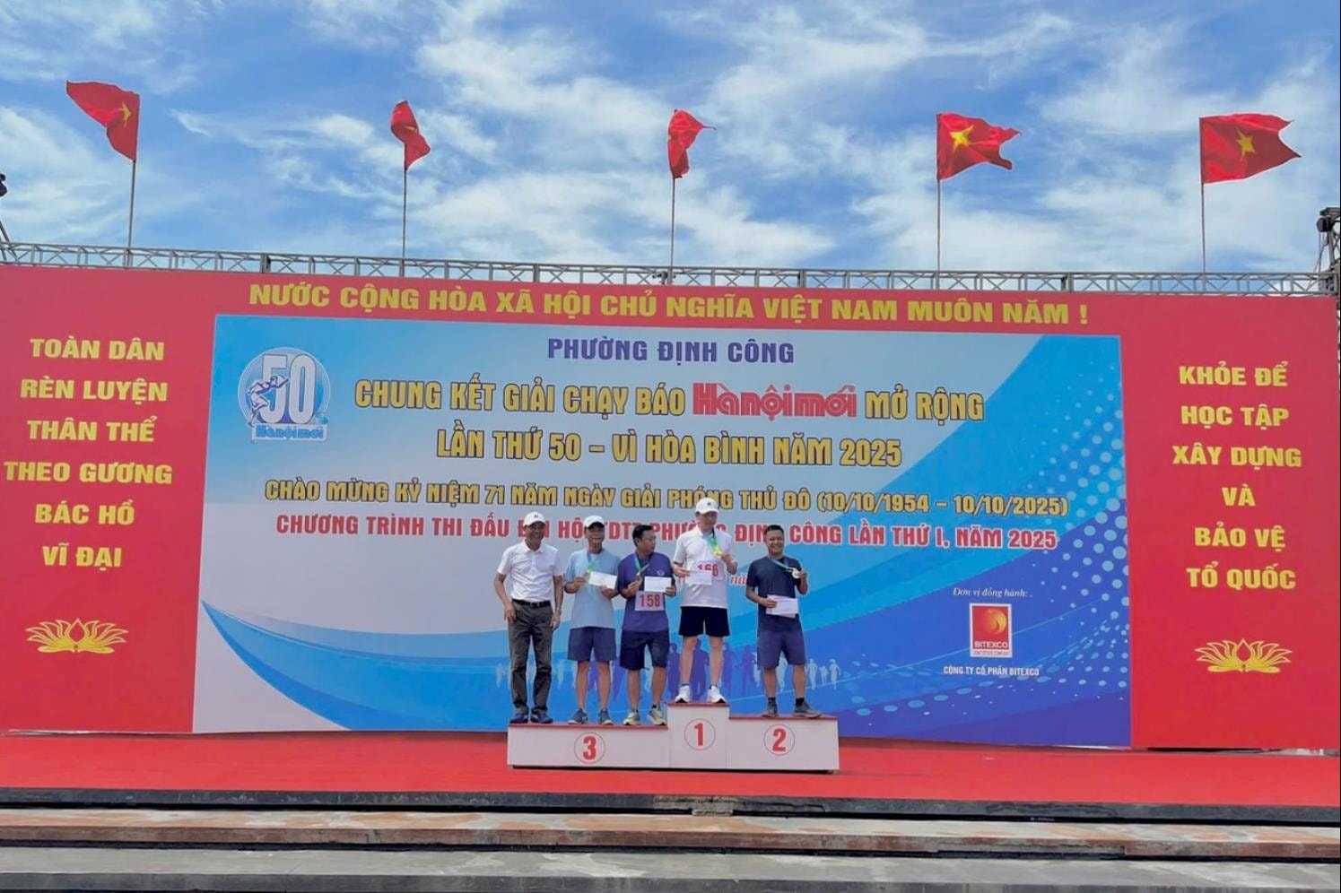 700 vận động viên dự Chung kết Giải chạy Báo Hànộimới phường Định Công lần thứ I - Vì hòa bình năm 2025- Ảnh 10.