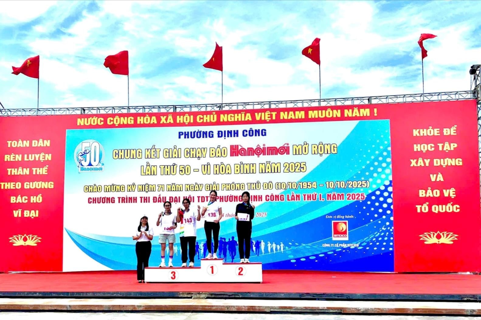 700 vận động viên dự Chung kết Giải chạy Báo Hànộimới phường Định Công lần thứ I - Vì hòa bình năm 2025- Ảnh 11.