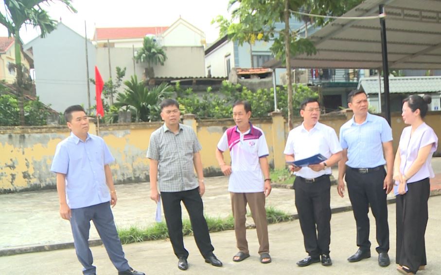 Lãnh đạo UBND xã Hát Môn khảo sát hoạt động các Nhà văn hóa trên địa bàn