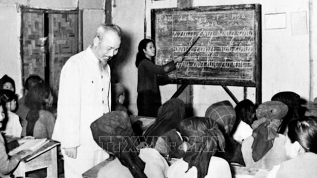 Từ phong trào "Bình dân học vụ" năm xưa đến "Bình dân học vụ số" hôm nay- Ảnh 1.