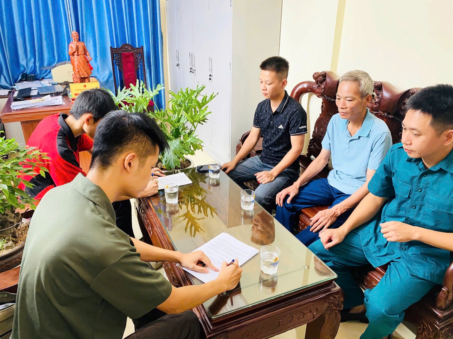 Thanh niên xã Hoài Đức viết đơn tình nguyện lên đường nhập ngũ- Ảnh 1.