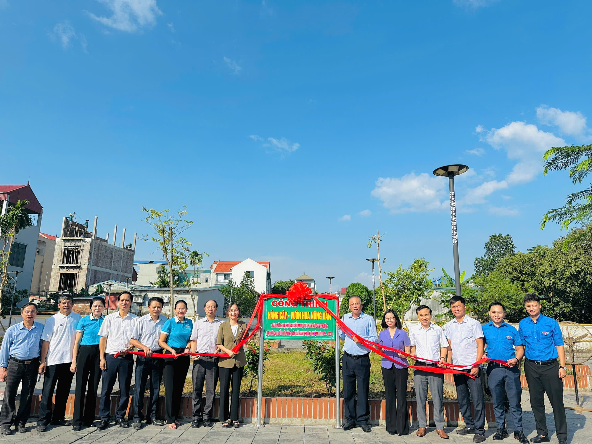 UB MTTQ Việt Nam xã Đan Phượng gắn biển công trình chào mừng Đại hội MTTQ và các tổ chức chính trị- xã hội xã nhiệm kỳ 2025-2030.- Ảnh 1.