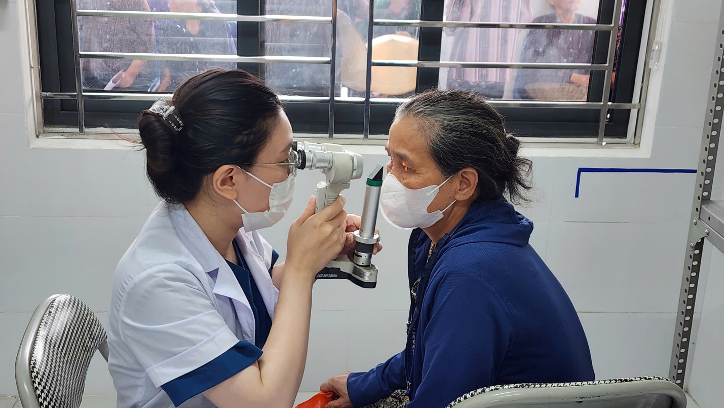 Trạm y tế xã Mê Linh tổ chức khám, tư vấn điều trị các bệnh về mắt cho người dân- Ảnh 1.
