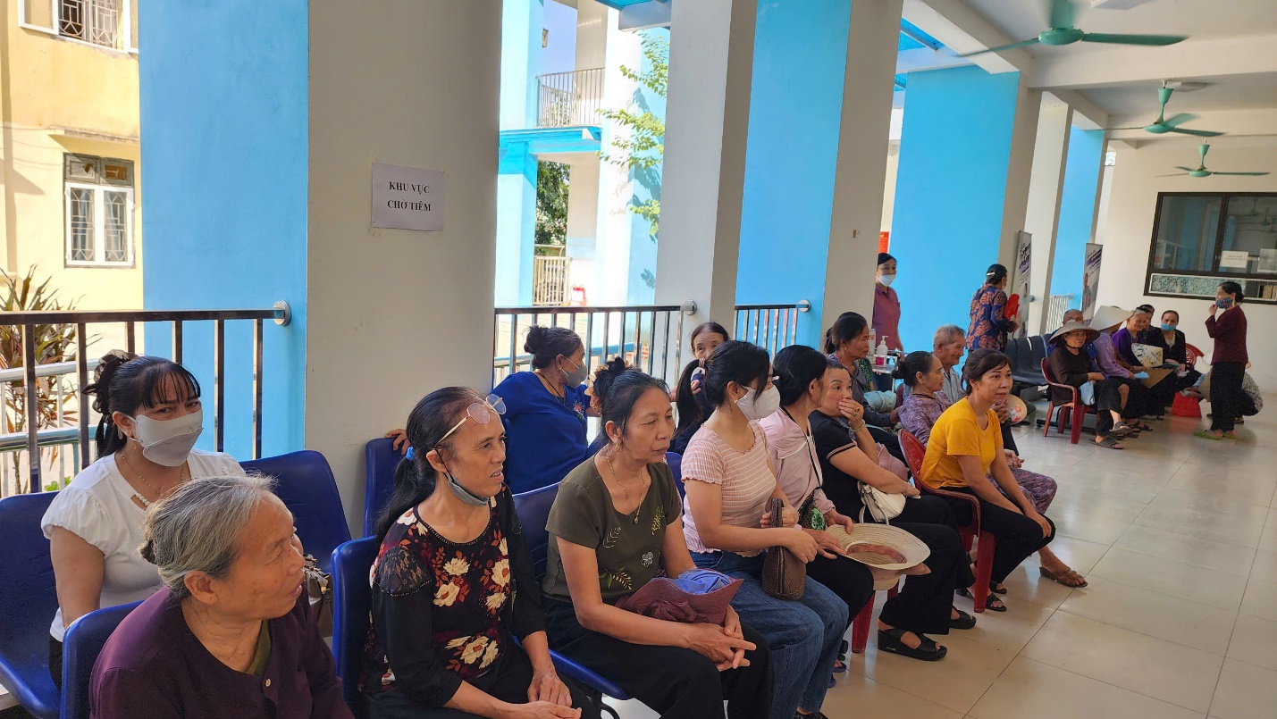 Trạm y tế xã Mê Linh tổ chức khám, tư vấn điều trị các bệnh về mắt cho người dân- Ảnh 2.