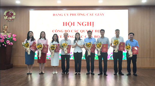 Đảng ủy phường Cầu Giấy tổ chức Hội nghị công bố và trao Quyết định về công tác tổ chức, cán bộ- Ảnh 1.