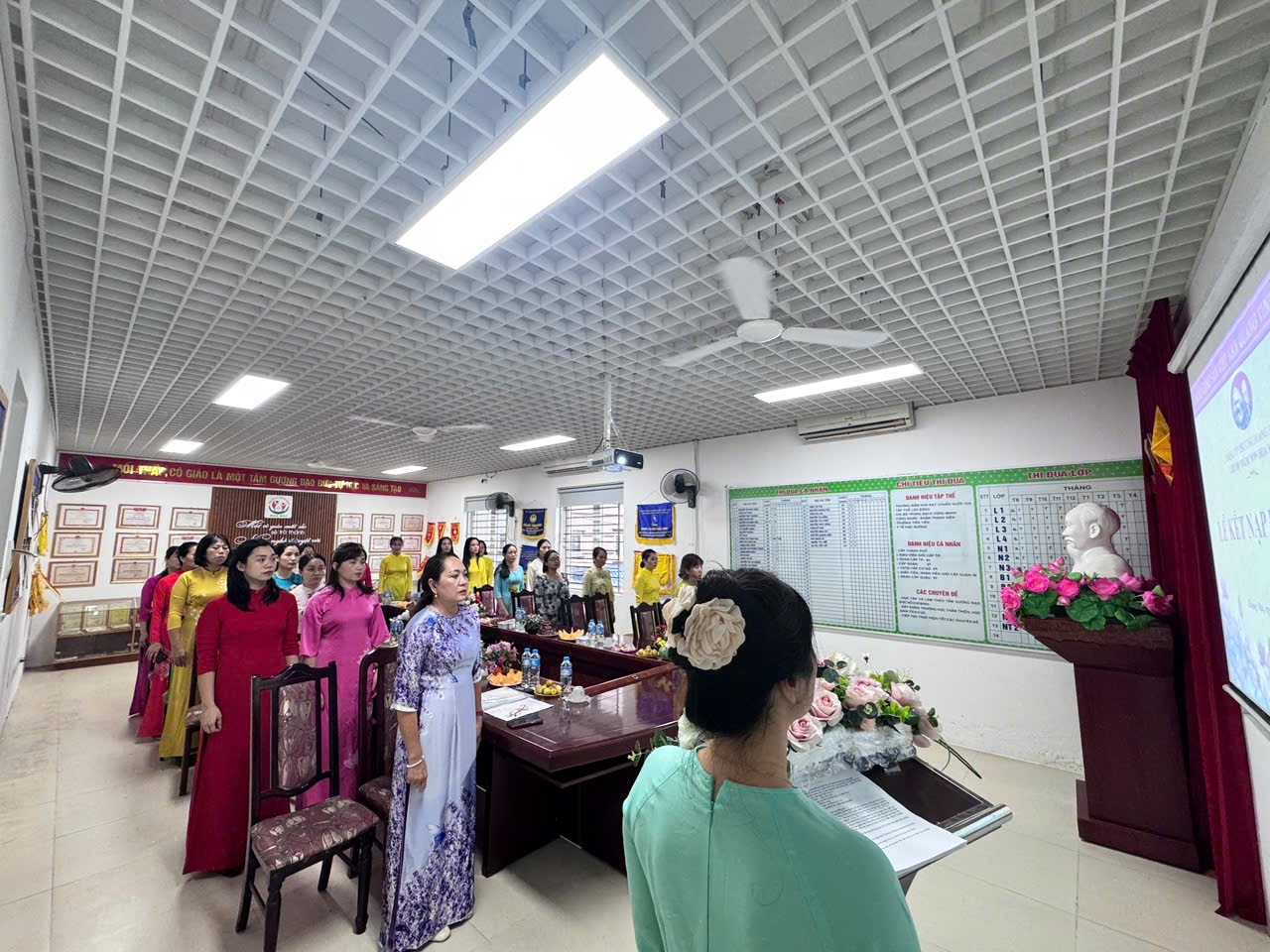 TRANG TRỌNG LỄ KẾT NẠP ĐẢNG VIÊN MỚI TẠI CHI BỘ MẦM NON HOA MAI- Ảnh 1.