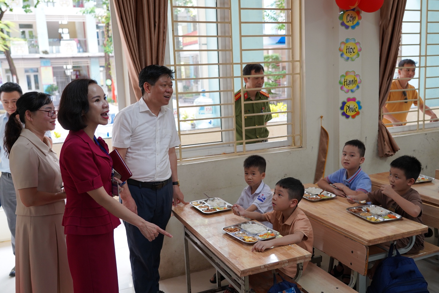 Đồng chí Phó Chủ tịch UBND xã Phạm Anh Tuấn chủ trì đoàn Đoàn kiểm tra công tác triển khai ăn bán trú tại các Trường Tiểu học trong địa bàn xã- Ảnh 1.