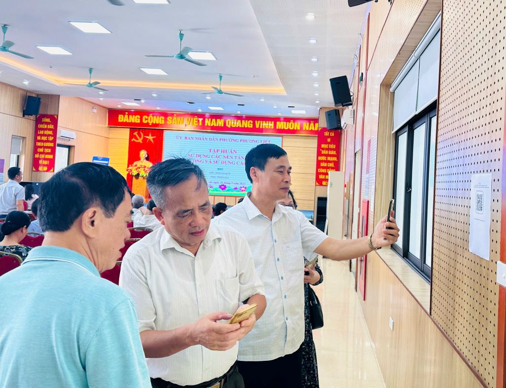 Phường Phương Liệt tổ chức tập huấn về chuyển đổi số, tiếp cận dịch vụ công trực tuyến và sử dụng các công cụ AI, tiện ích công nghệ số cho Tổ chuyển đổi số cộng đồng và cán bộ cơ sở- Ảnh 4.