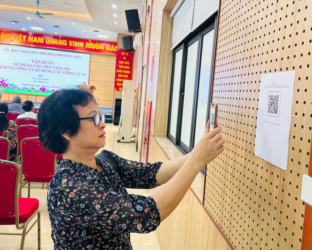 Phường Phương Liệt tổ chức tập huấn về chuyển đổi số, tiếp cận dịch vụ công trực tuyến và sử dụng các công cụ AI, tiện ích công nghệ số cho Tổ chuyển đổi số cộng đồng và cán bộ cơ sở- Ảnh 9.