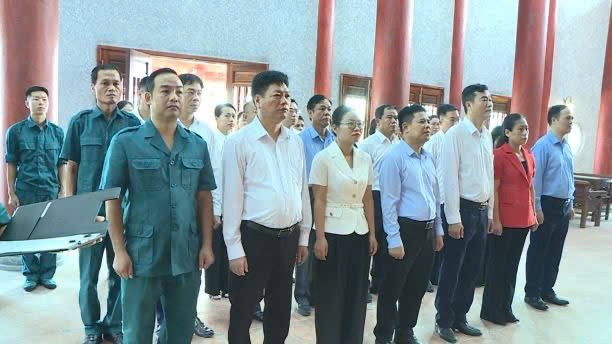 Lãnh đạo xã Phúc Thọ dâng hương tại Nghĩa trang Liệt sỹ trước thềm Đại hội Mặt trận Tổ quốc Việt Nam xã lần thứ I, nhiệm kỳ 2025 - 2030- Ảnh 7.