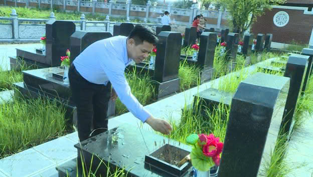Lãnh đạo xã Phúc Thọ dâng hương tại Nghĩa trang Liệt sỹ trước thềm Đại hội Mặt trận Tổ quốc Việt Nam xã lần thứ I, nhiệm kỳ 2025 - 2030- Ảnh 5.