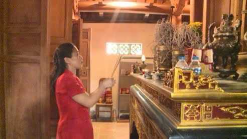 Lãnh đạo xã Phúc Thọ dâng hương tại Nghĩa trang Liệt sỹ trước thềm Đại hội Mặt trận Tổ quốc Việt Nam xã lần thứ I, nhiệm kỳ 2025 - 2030- Ảnh 1.