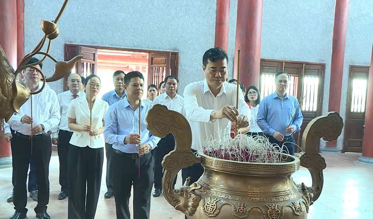 Lãnh đạo xã Phúc Thọ dâng hương tại Nghĩa trang Liệt sỹ trước thềm Đại hội Mặt trận Tổ quốc Việt Nam xã lần thứ I, nhiệm kỳ 2025 - 2030- Ảnh 6.