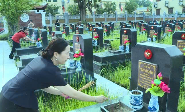 Lãnh đạo xã Phúc Thọ dâng hương tại Nghĩa trang Liệt sỹ trước thềm Đại hội Mặt trận Tổ quốc Việt Nam xã lần thứ I, nhiệm kỳ 2025 - 2030- Ảnh 3.